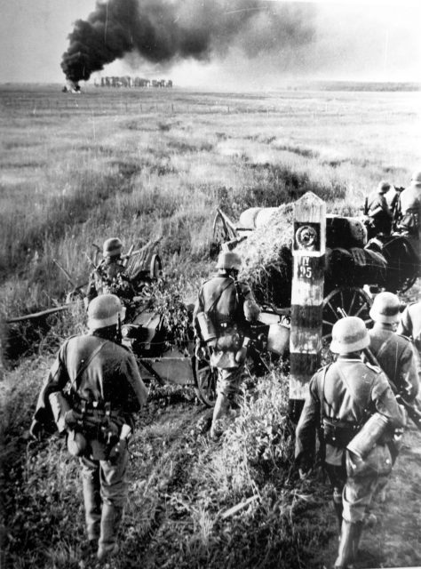 German_troops_crossing_the_soviet_border 474x640