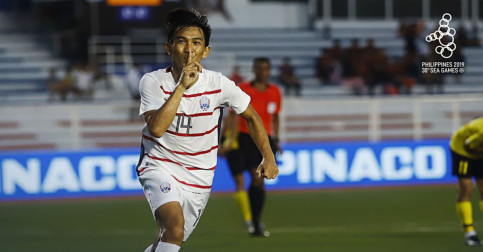 U22កម្ពុជា​ឡើង​វគ្គពាក់កណ្ដាលផ្ដាច់​ព្រ័ត្រ​ SEA Games បាន​សម្រេច​ហើយ ក្រោយ​ឈ្នះ​ម៉ាឡេស៊ី​៣​ទល់១