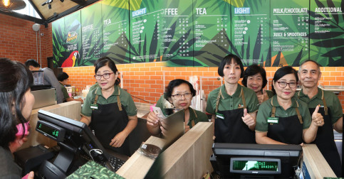 ទើប​ឃើញ​មួយ​ក្នុង​លោក! Cafe Amazon ដាក់​អ្នក​ឆុង​កាហ្វេ​វ័យ​ចំណាស់ តែ​បេះដូង​នៅ​ខ្ចី ផ្ទុះ​ការ​គាំទ្រ​ខ្លាំង