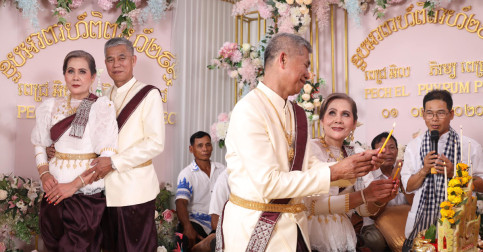 នៅ​ក្មេង​វ័យ​យើង​រៀបការ​ម្តង ដល់​ចាស់​កោង​ខ្នង​យើង​រៀបការ​ម្តង​ទៀត នេះ​ក្មេងៗ​មើល​ជា​គំរូ​ទៅ