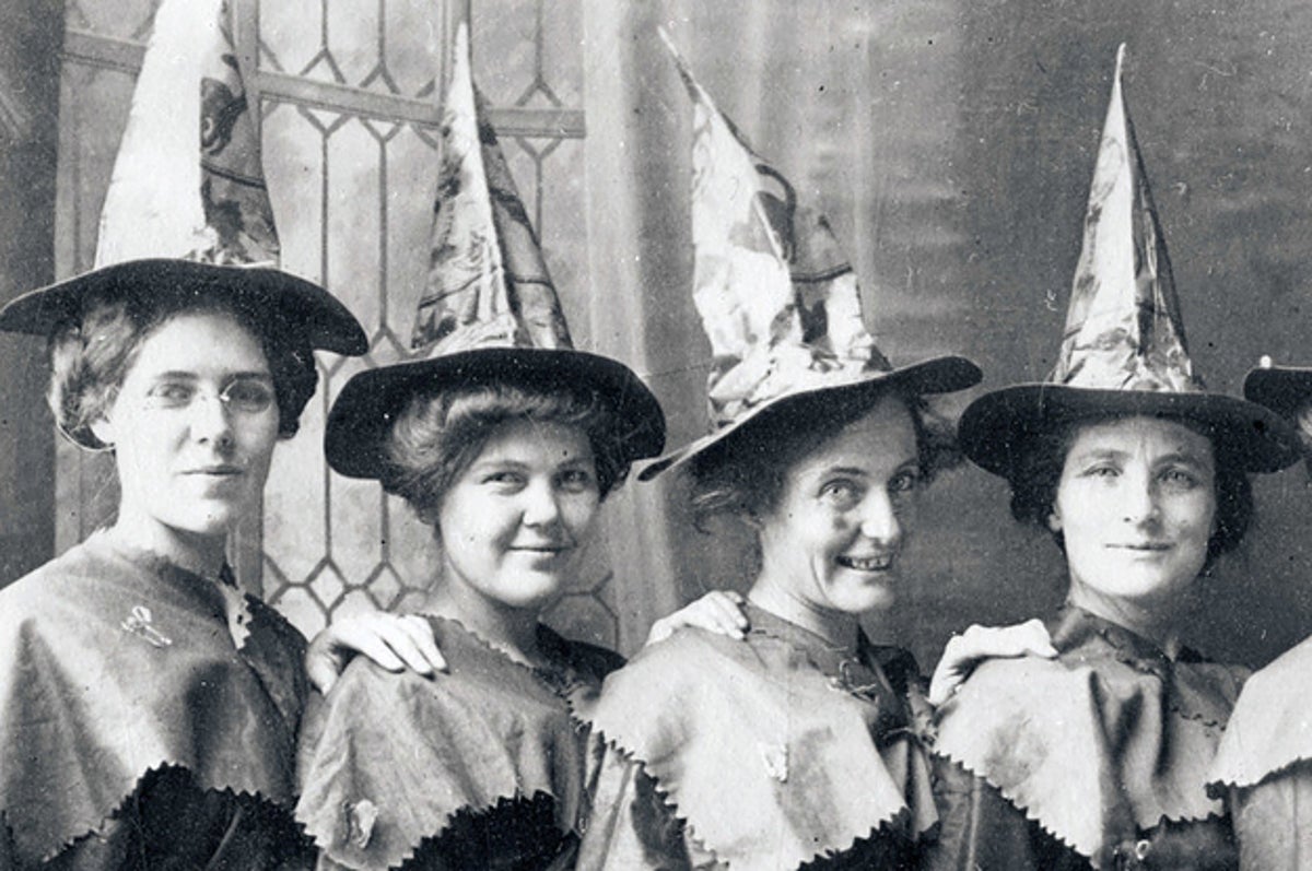 21 Terrifying Old Photos That Prove Halloween Was 2 30714 1508514016 13_dblbig