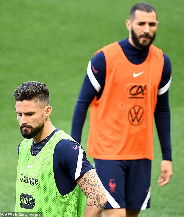 Karim Benzema Will Sit Next To Olivier Giroud During Team