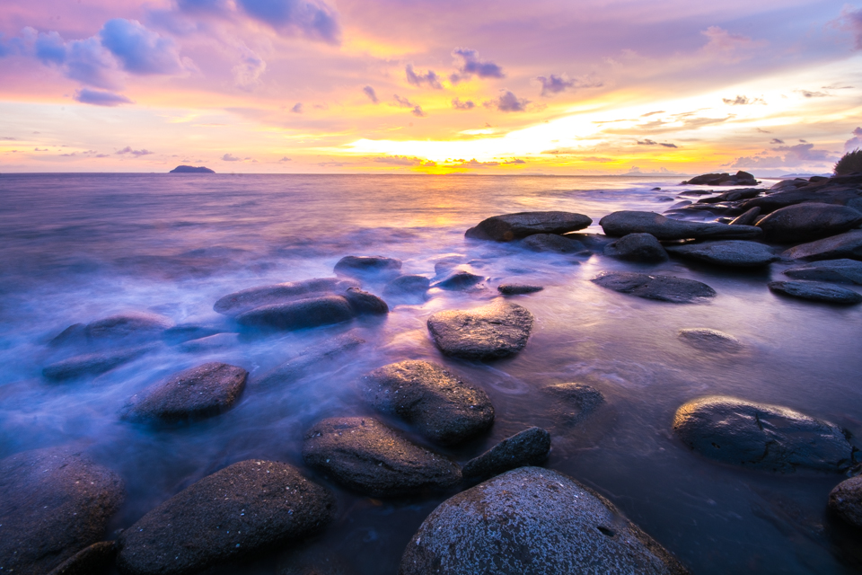 โขดหินริมหาดอุทยานแห่งชาติแหลมสน.jpeg