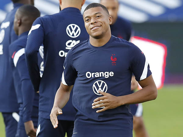 World Cup   UEFA Qualifiers   France  Training