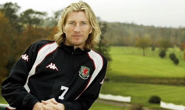 Savage To The Rescue Ex Footballer Robbie Savage Steps In To Stop Brawl In Non League Clash 1484132