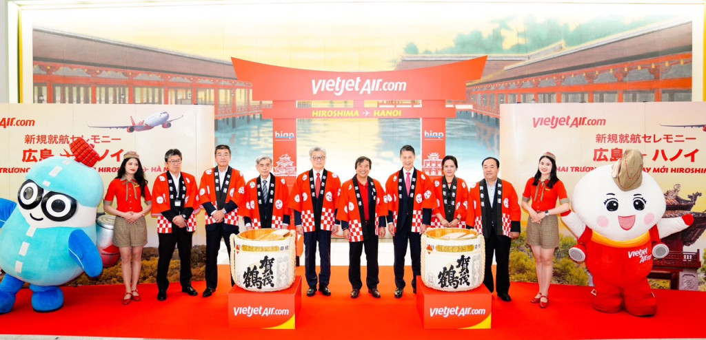 Consul_General_of_Vietnam_in_Fukuoka_Vu_Chi_Mai_3rd,_right,_Governor