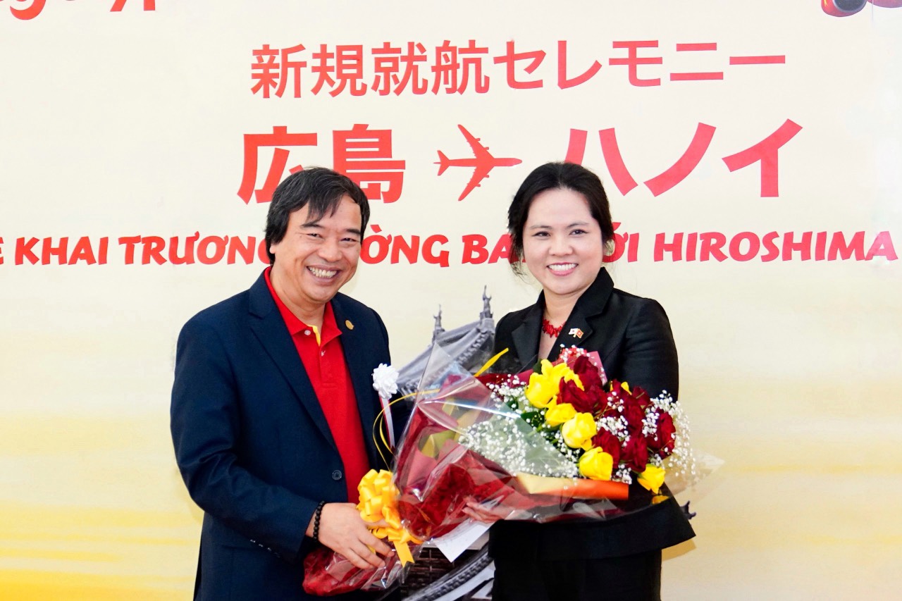 Representatives_of_Hiroshima_International_Airport_and_Consulate