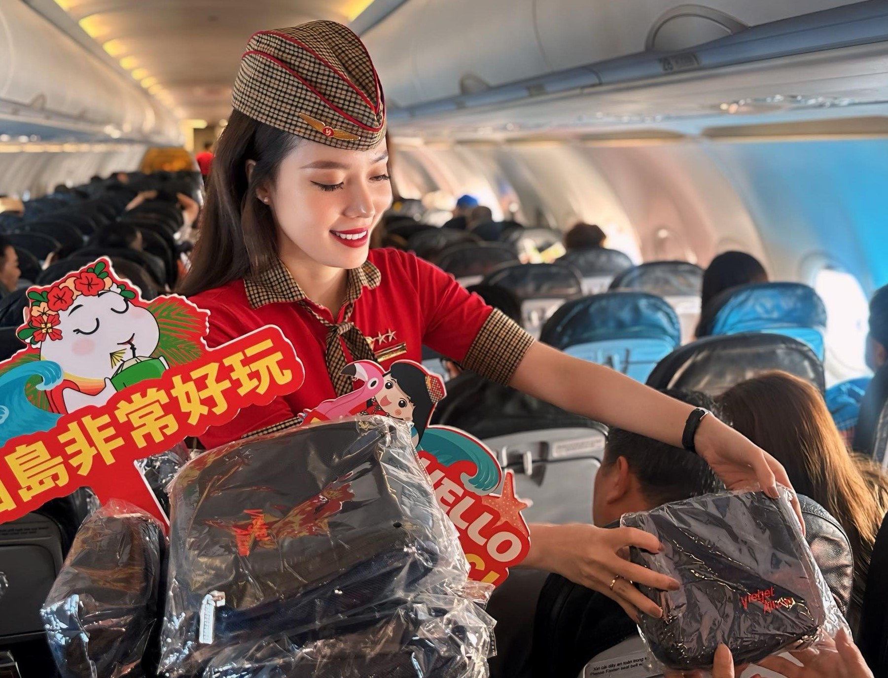 Passengers_on_the_debut_flights_from_Taichung_to_Phu_Quoc_receive