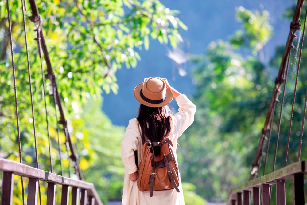 Female Tourists Spread Their Arms Held Their Wings_3518152_20231003092457