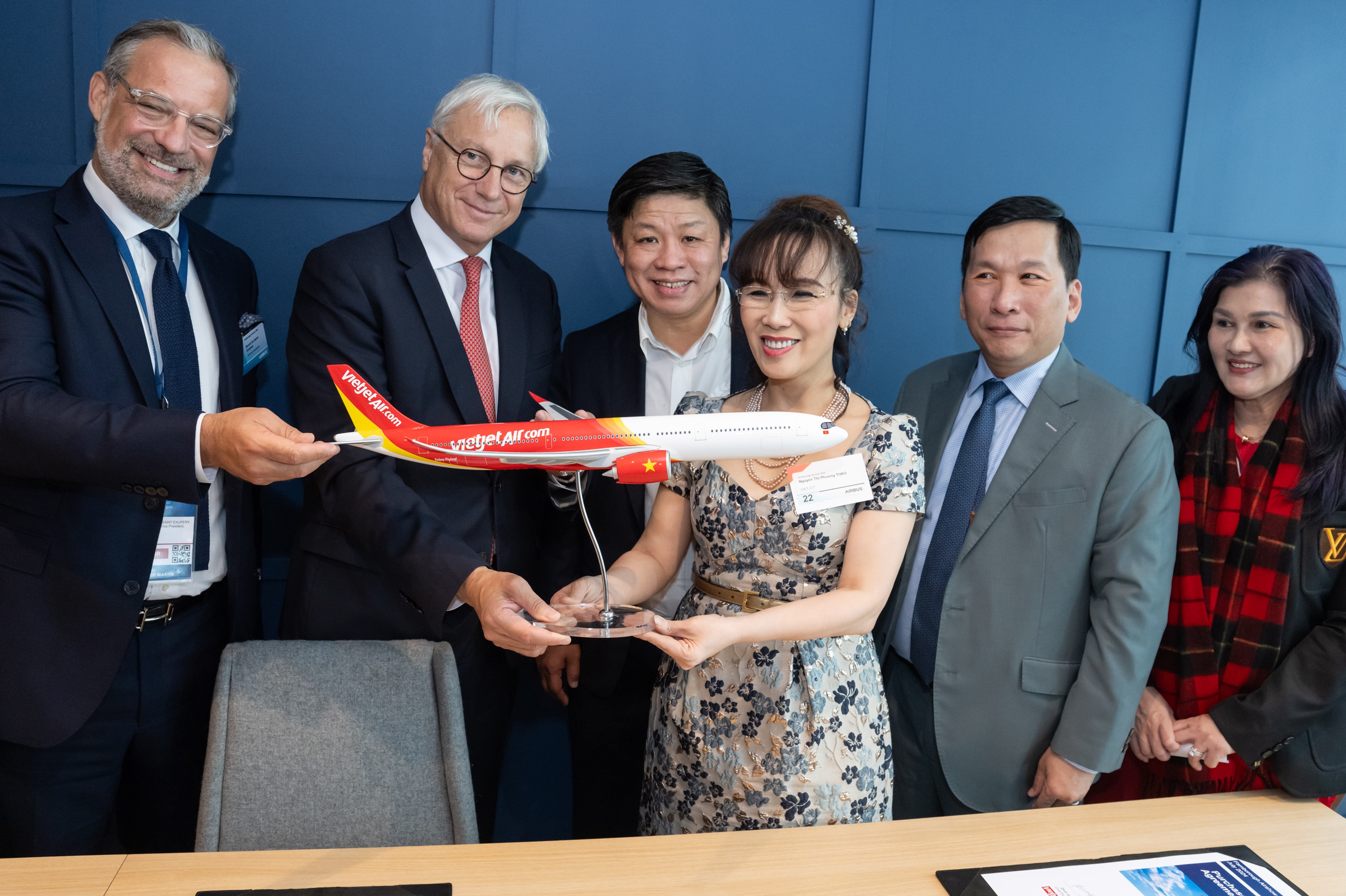 Vietjet_Chairwoman,_Dr_Nguyen_Thi_Phuong_Thao_middle,_right_and