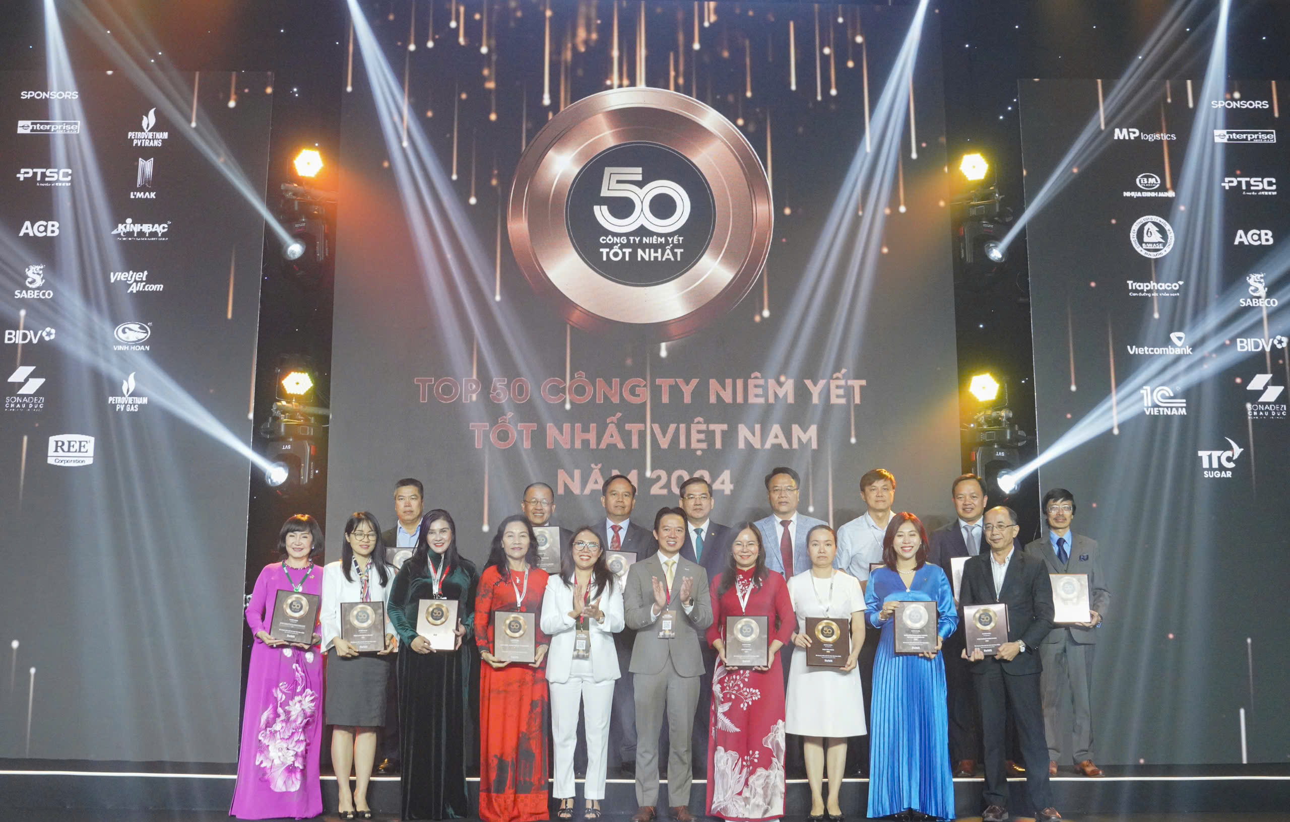 P2_The_award_ceremony_takes_place_in_Ho_Chi_Minh_City,_honoring