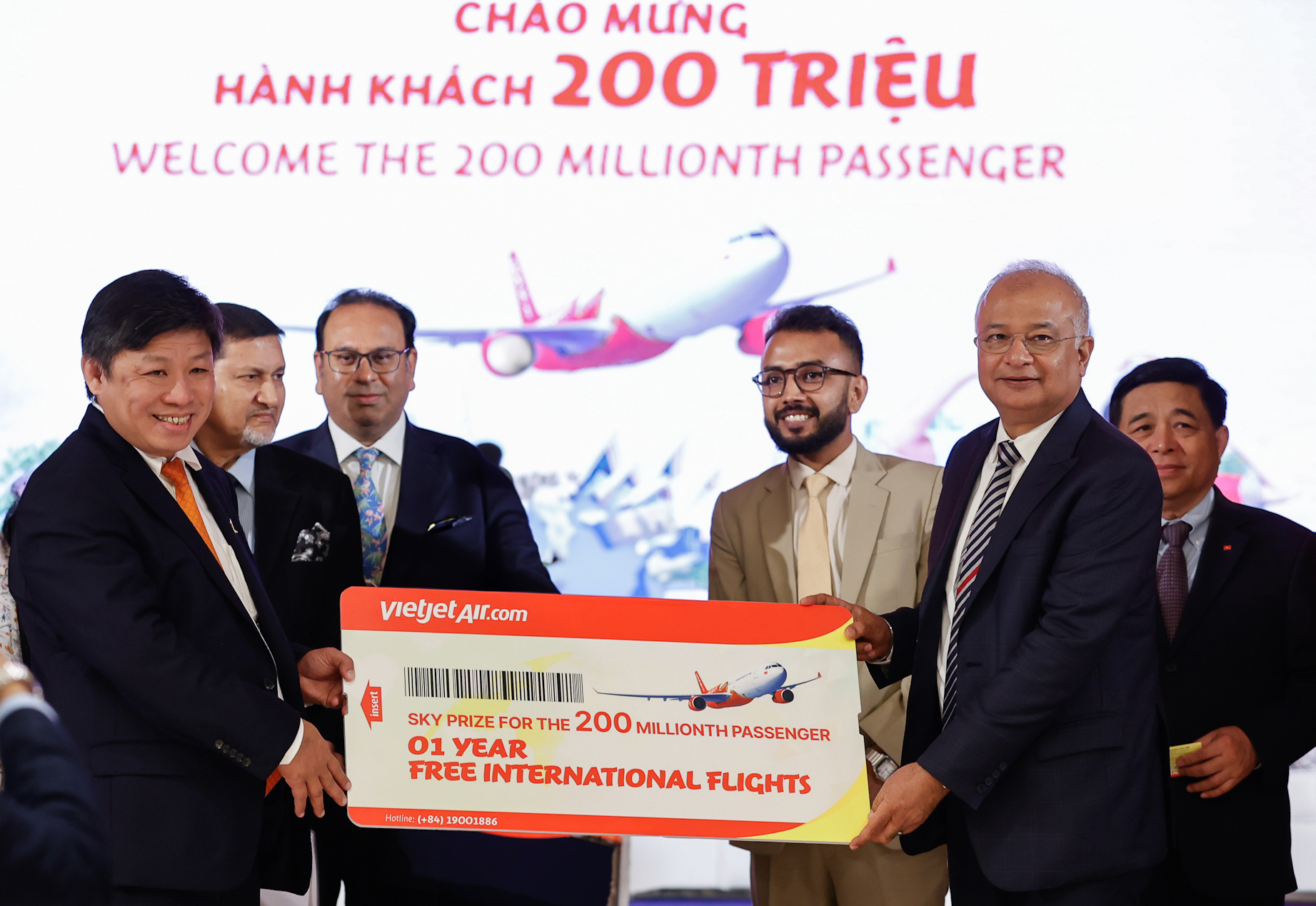 The_200th_passenger_receives_a_complimentary_gift_of_one_year_to