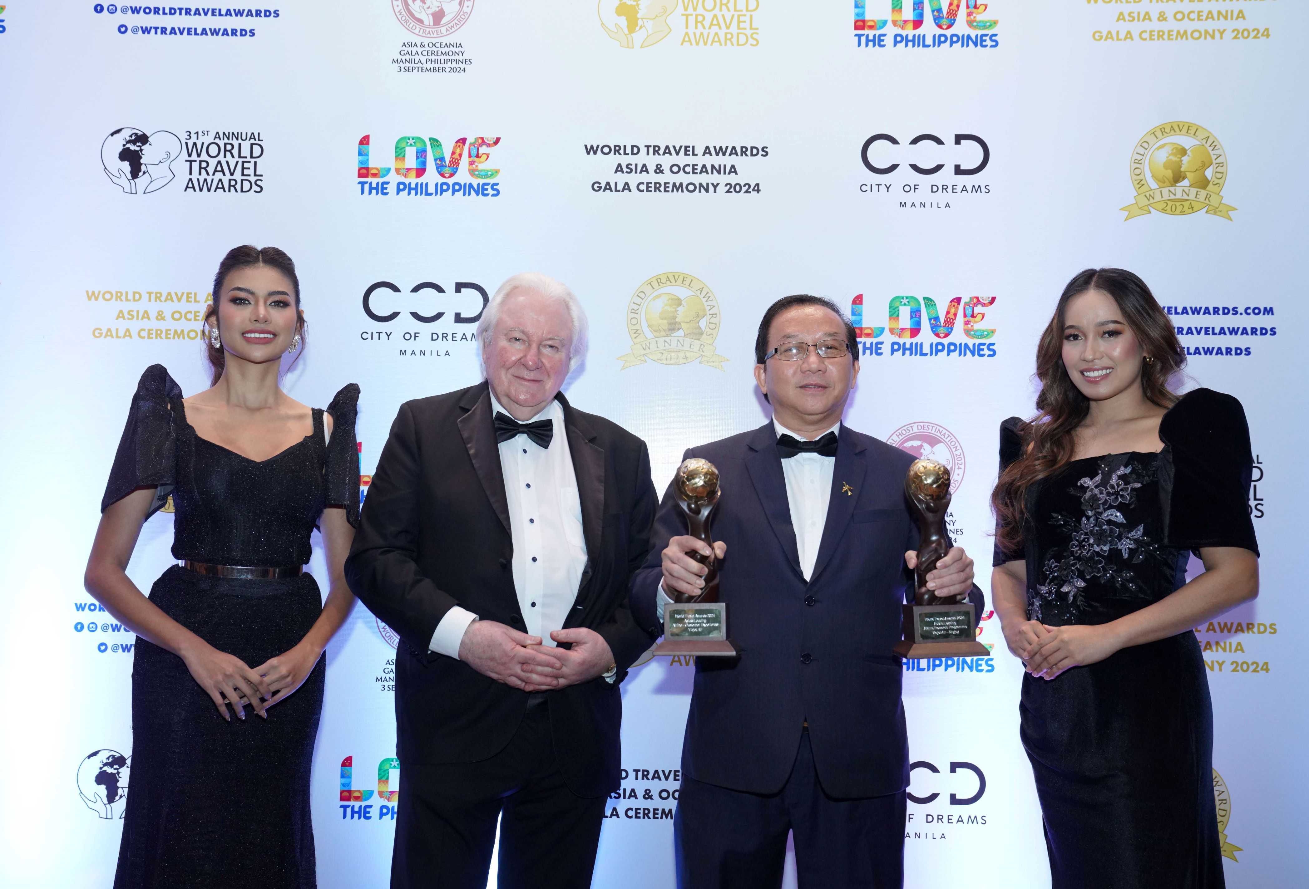 Graham_Cooke_2nd,_left,_Founder_of_World_Travel_Awards_presents (1)