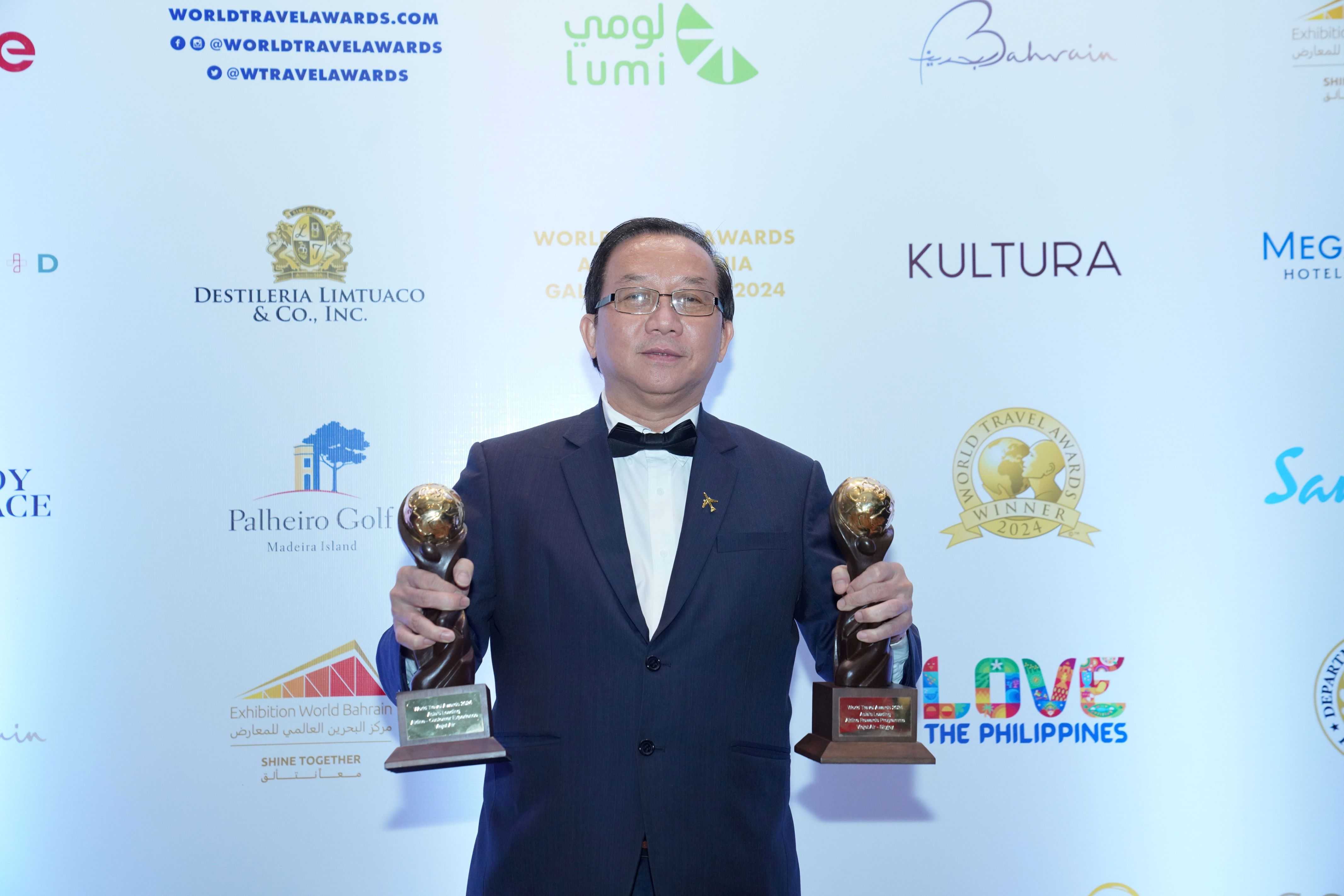 Vice_President_Do_Xuan_Quang_represents_Vietjet_to_receive_two_awards (2) (1)