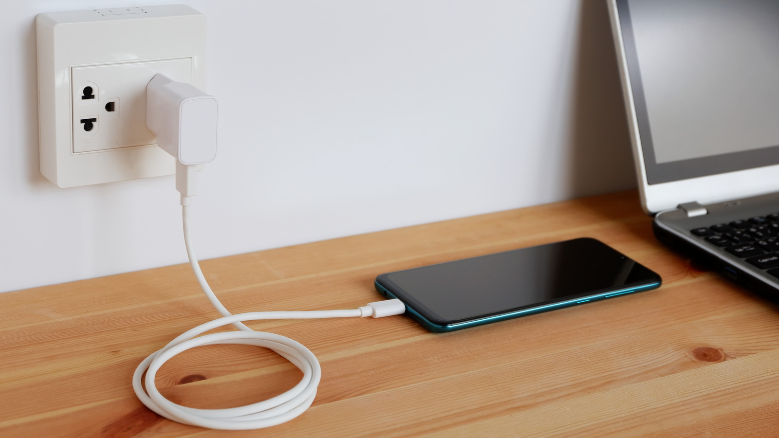 Plug,In,Power,Outlet,Adapter,Cord,Charger,Of,Smart,Phone