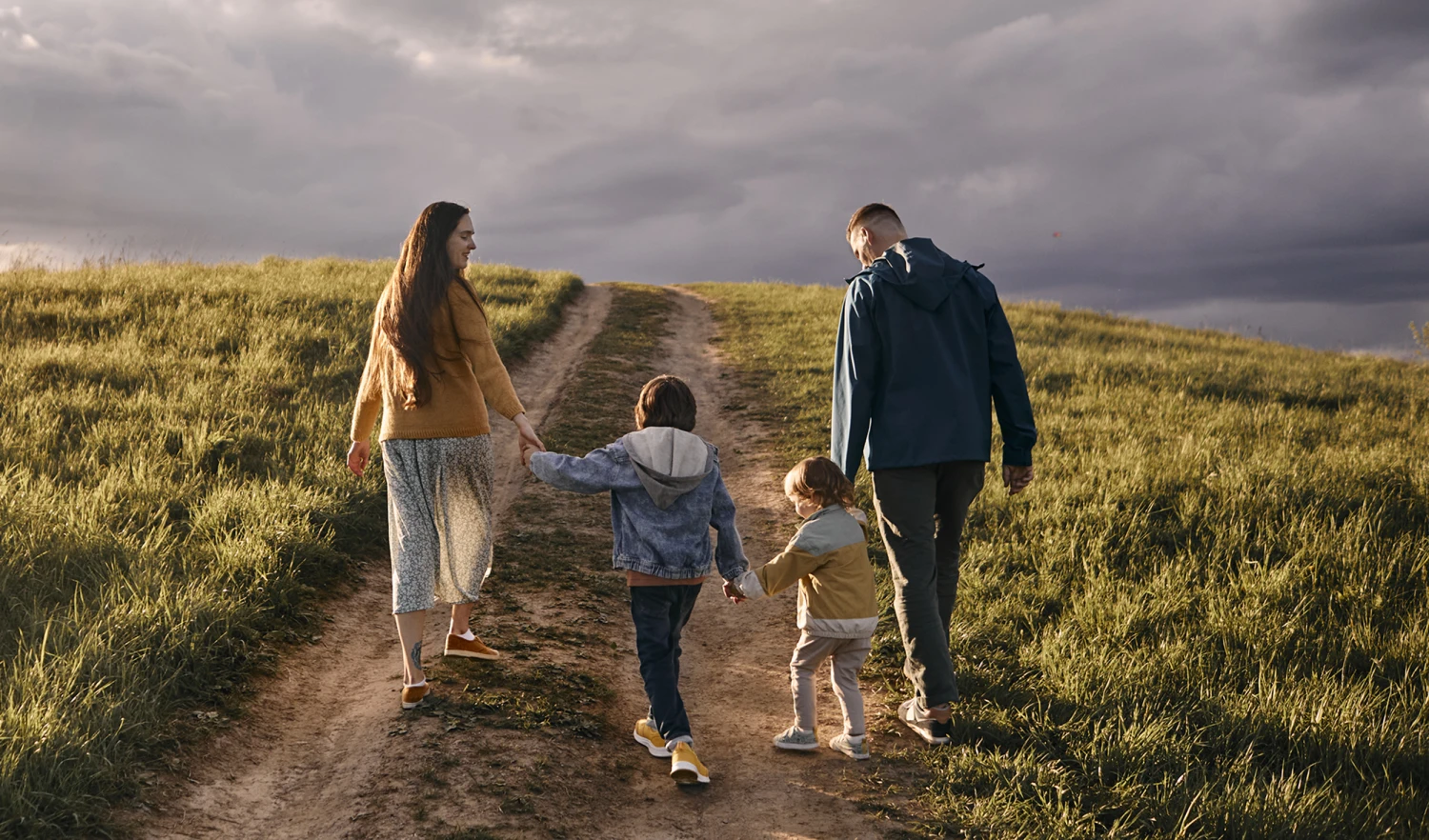 Family Walk Outside Mc 221114 Fff785