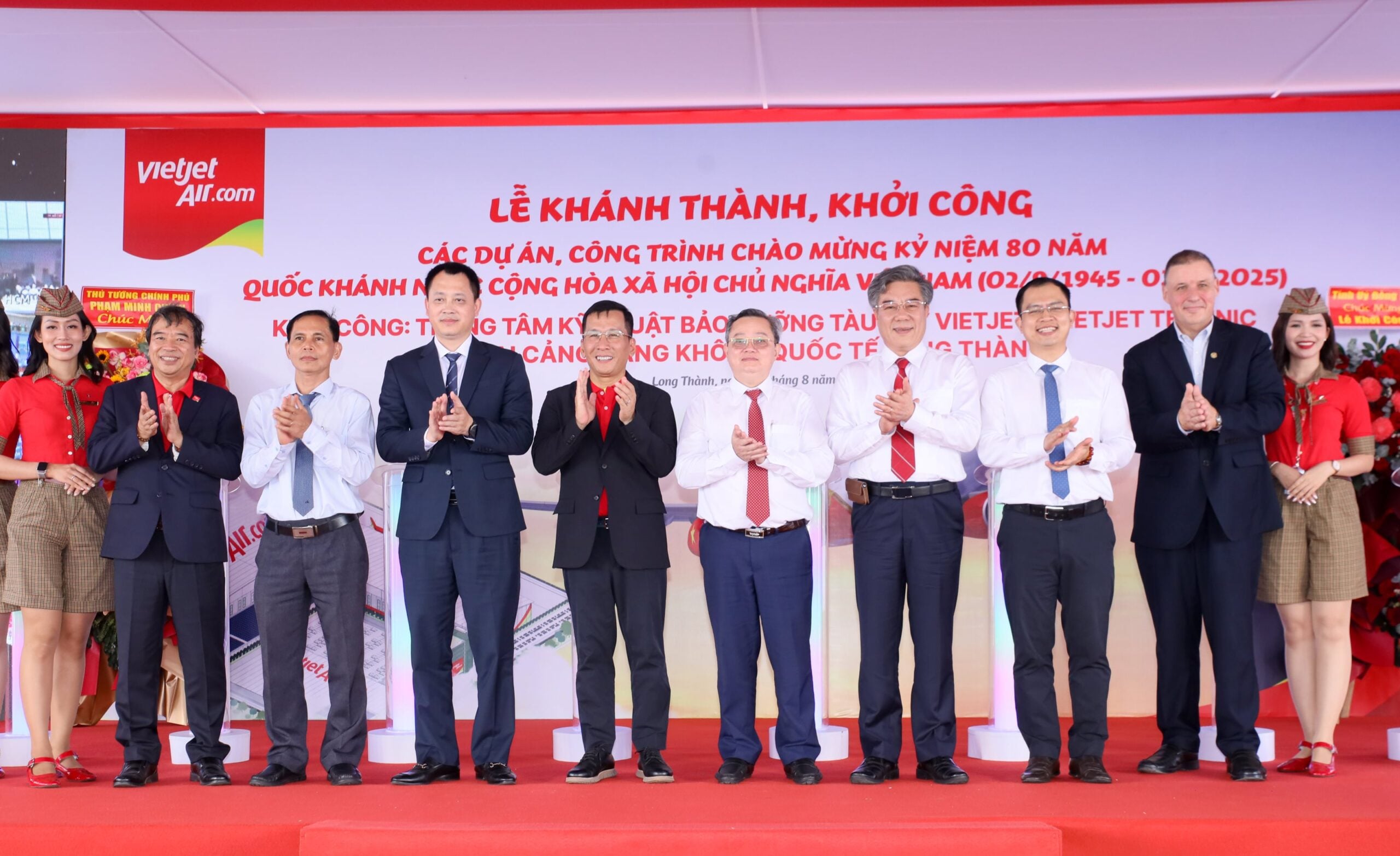 Vietjet_executives,_aviation_officials,_and_local_leaders_take_part (2)