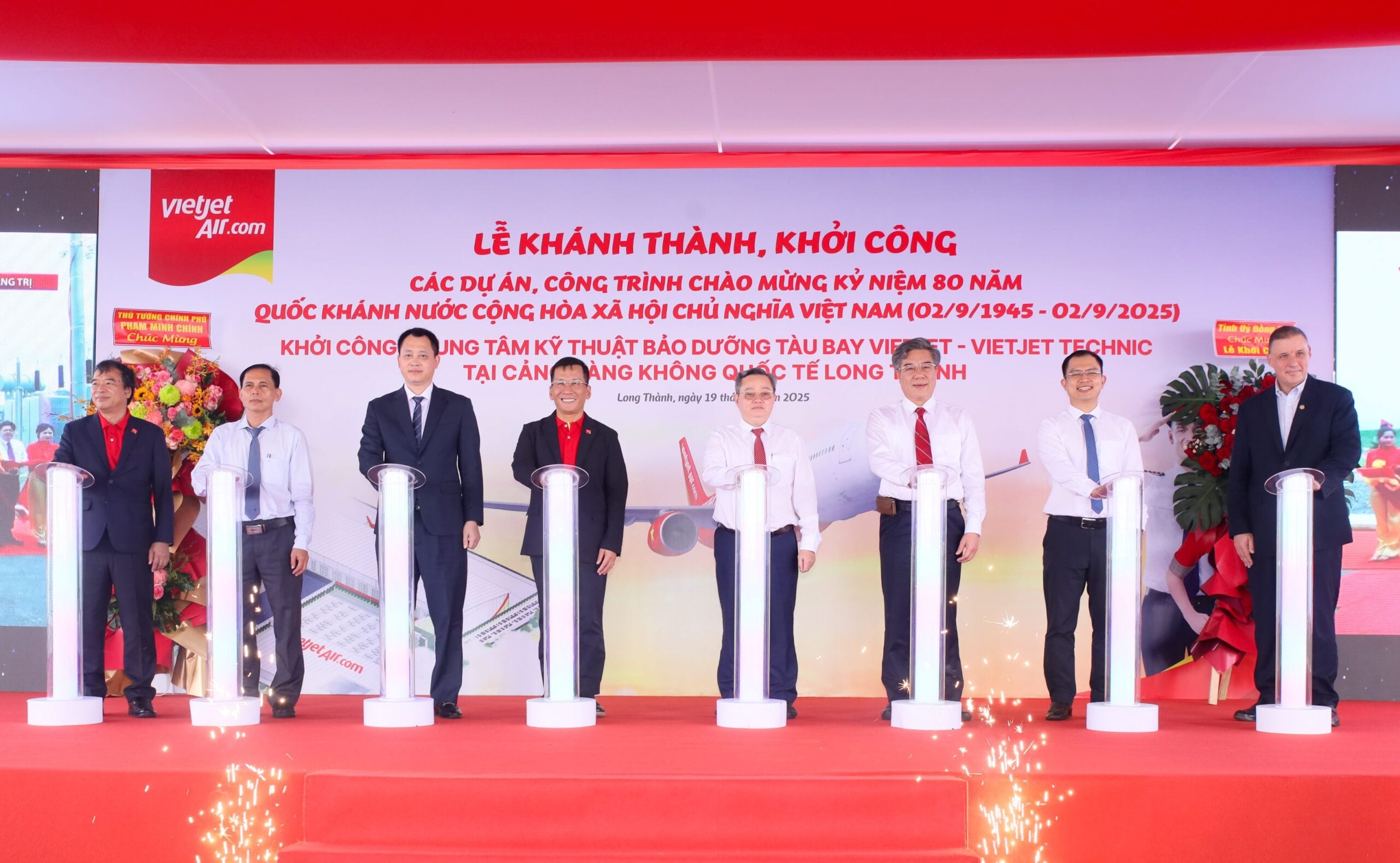 Vietjet_executives,_aviation_officials,_and_local_leaders_take_part