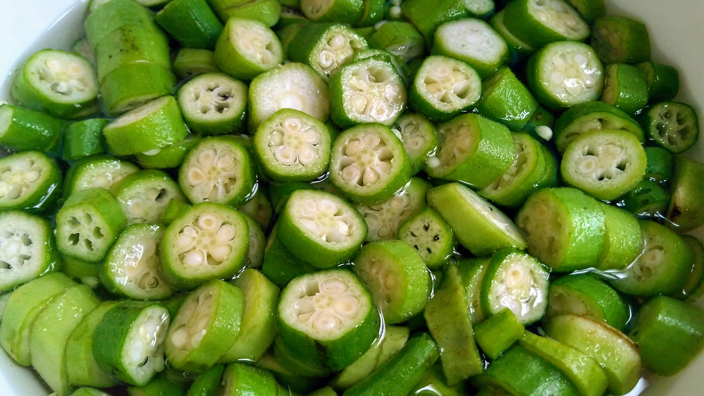 Closeup_slices_of_okra_in_water_1364773691